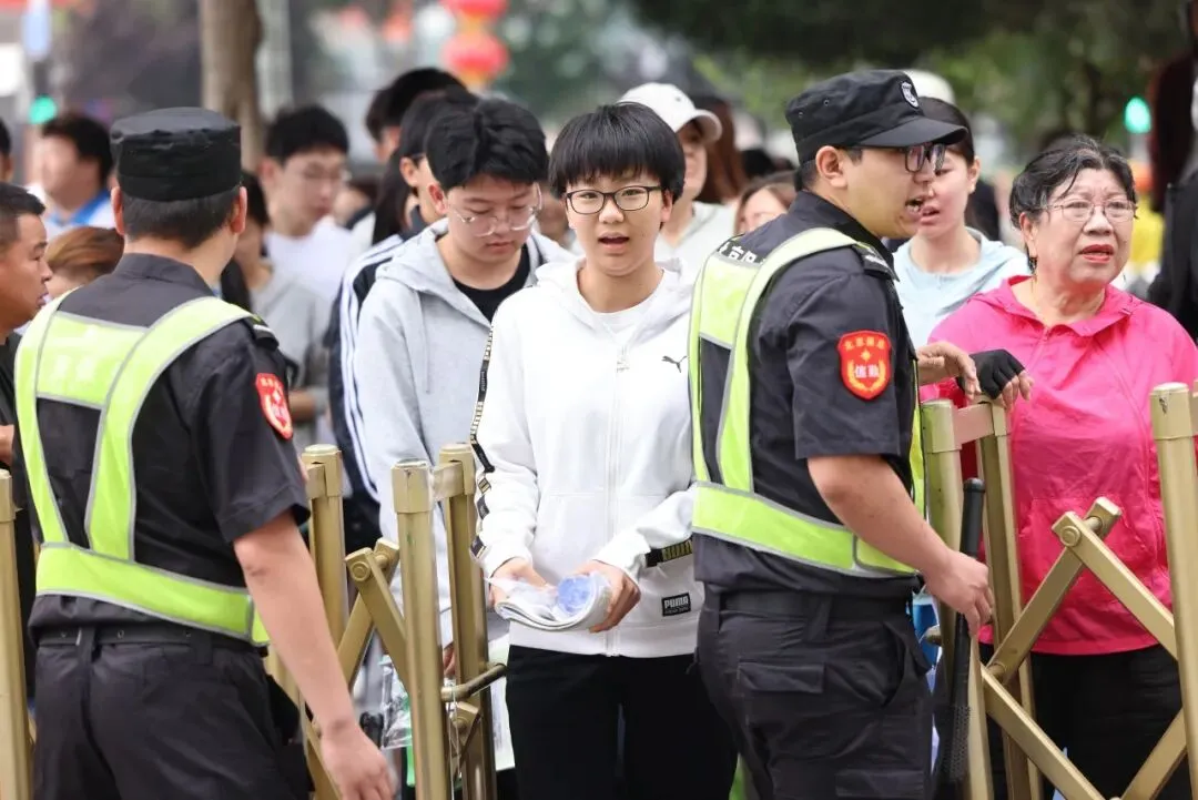 2026中考首日现场直击:青春执笔,为梦想而战!-第39张图片-四季读书网