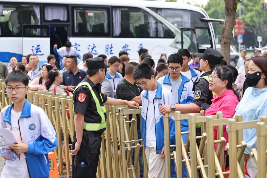 2026中考首日现场直击:青春执笔,为梦想而战!-第40张图片-四季读书网