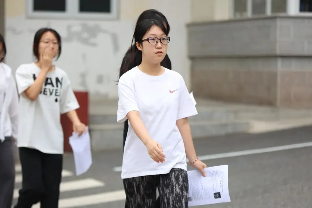 2026中考首日现场直击:青春执笔,为梦想而战!-第41张图片-四季读书网