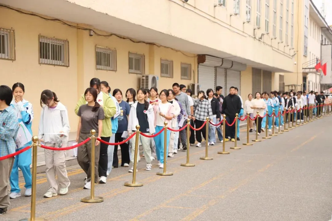 2026中考首日现场直击:青春执笔,为梦想而战!-第42张图片-四季读书网
