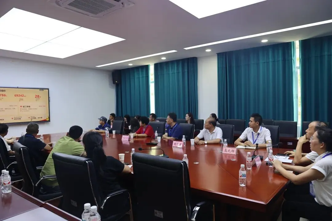 我州举行中考“评卷开放日”活动-第2张图片-四季读书网