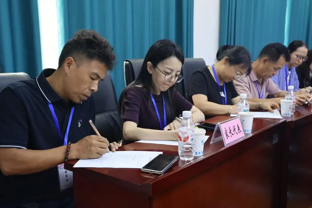 我州举行中考“评卷开放日”活动-第3张图片-四季读书网