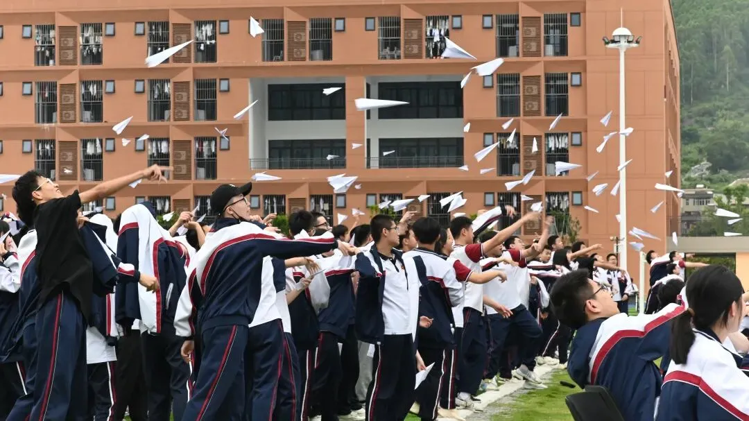 中考“手滑”填错志愿的侯同学,今年高考考了多少分?-第16张图片-四季读书网