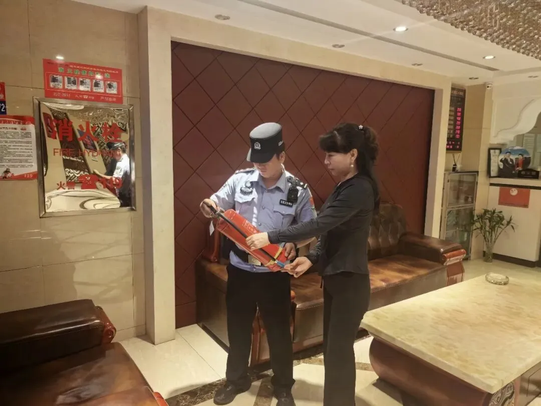 藏蓝守护 饶河公安为中考学子保驾护航-第2张图片-四季读书网