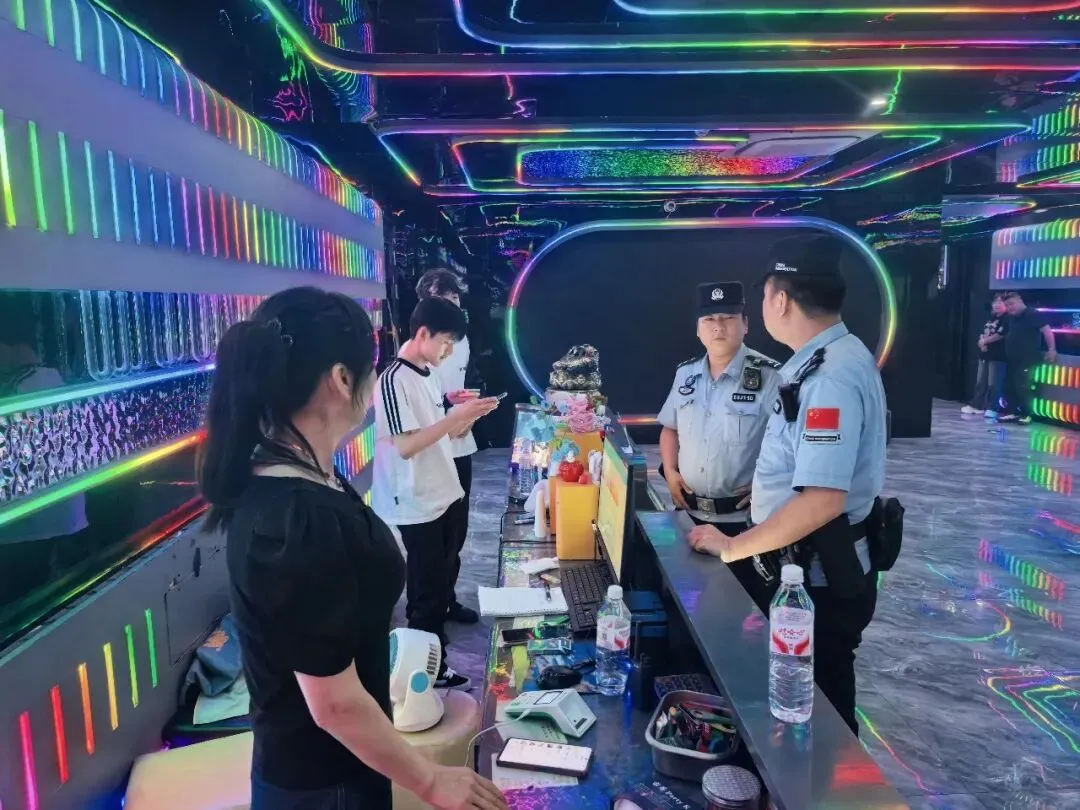 藏蓝守护 饶河公安为中考学子保驾护航-第3张图片-四季读书网