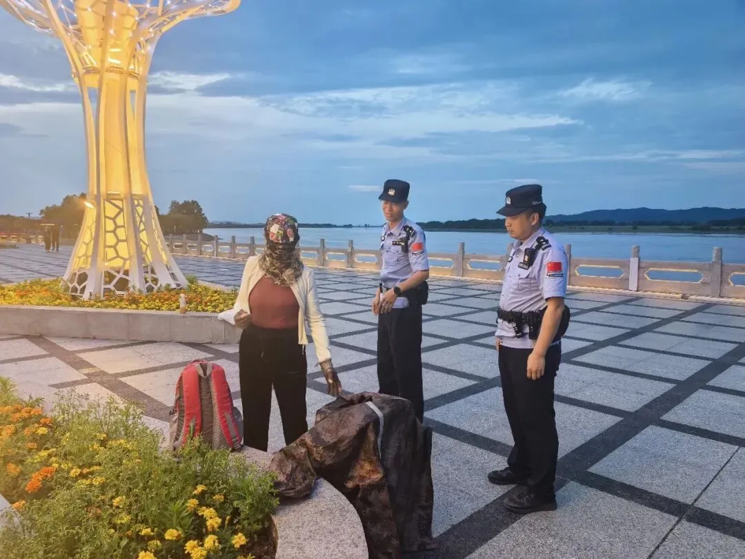 藏蓝守护 饶河公安为中考学子保驾护航-第4张图片-四季读书网