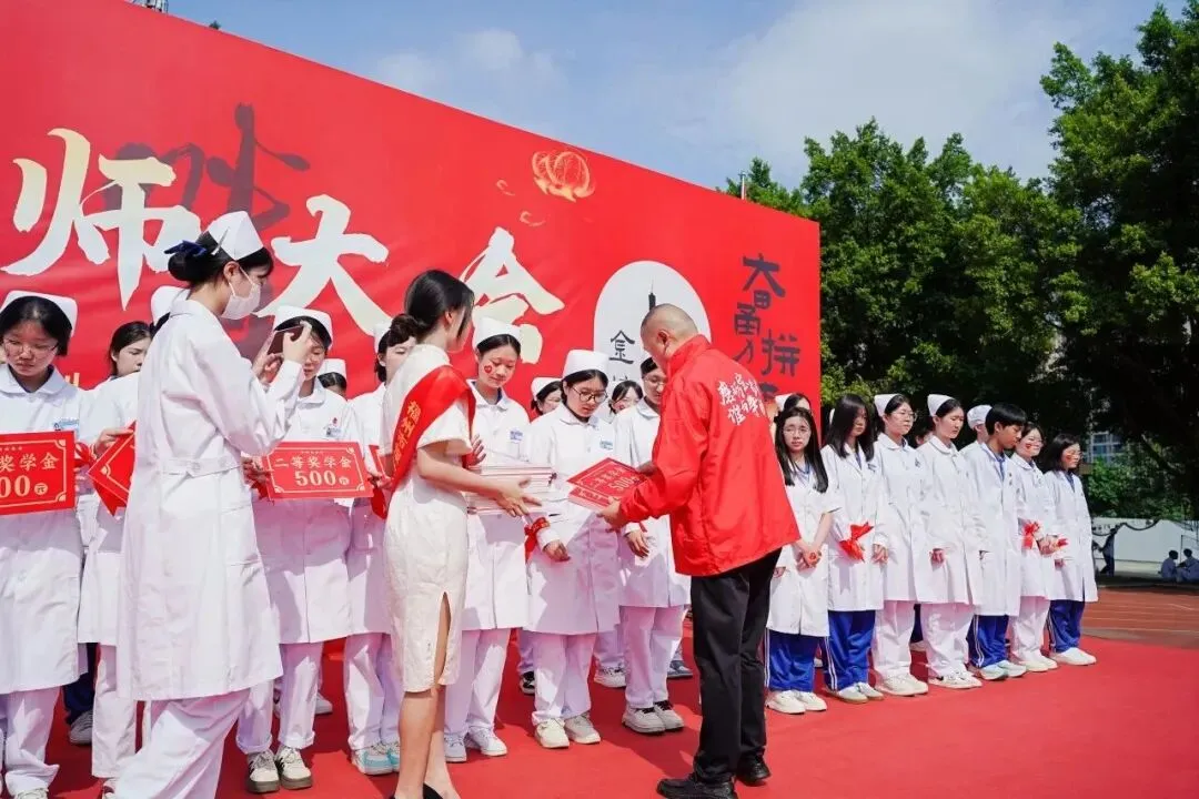 从中考失利到职教高考全省第一逆袭本科:中职三年,我活成了自己的光-第40张图片-四季读书网