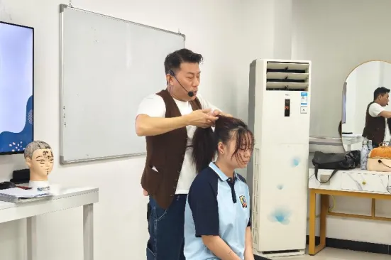 重庆中考出分了,没上联招线?在重庆新华,换个方向你照样是主角-第18张图片-四季读书网