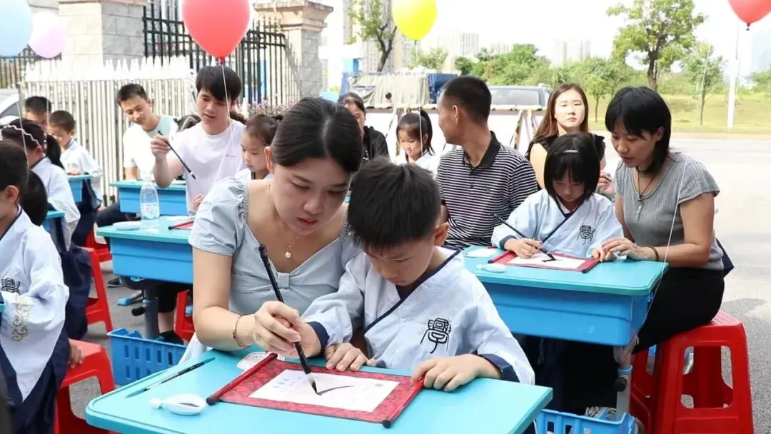 执笔为剑赢中考,追光逐梦向未来|贺州外国语学校举行初三毕业典礼暨壮行仪式-第52张图片-四季读书网