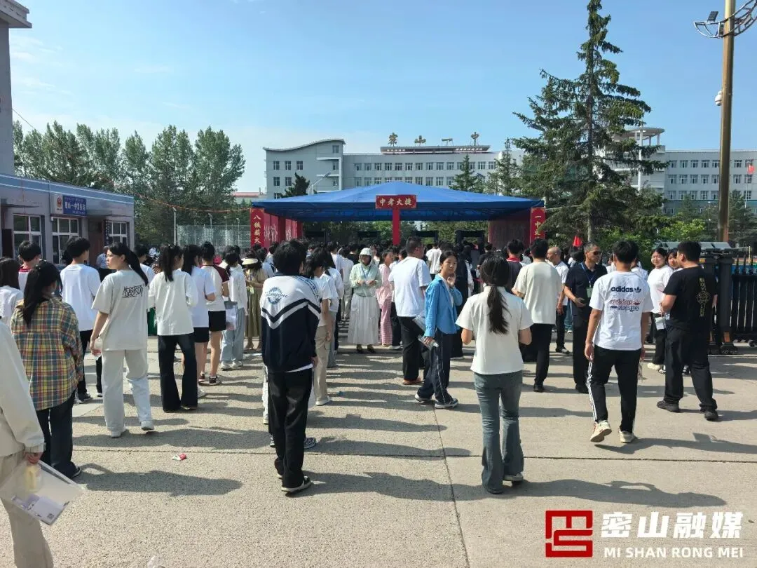中考首日!我市学子奔赴考场 执笔逐梦赴韶华-第2张图片-四季读书网