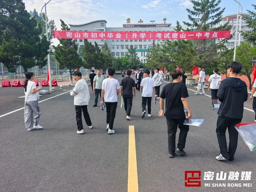 中考首日!我市学子奔赴考场 执笔逐梦赴韶华-第3张图片-四季读书网
