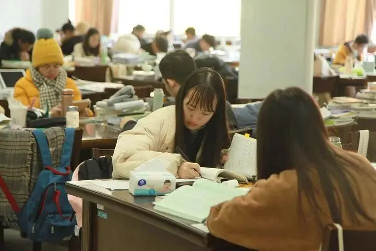 上海教育冰火两重天:高考高分集体下滑,中考分数线狂飙!13.8 万考生创纪录,近 5 万人无缘普高-第1张图片-四季读书网