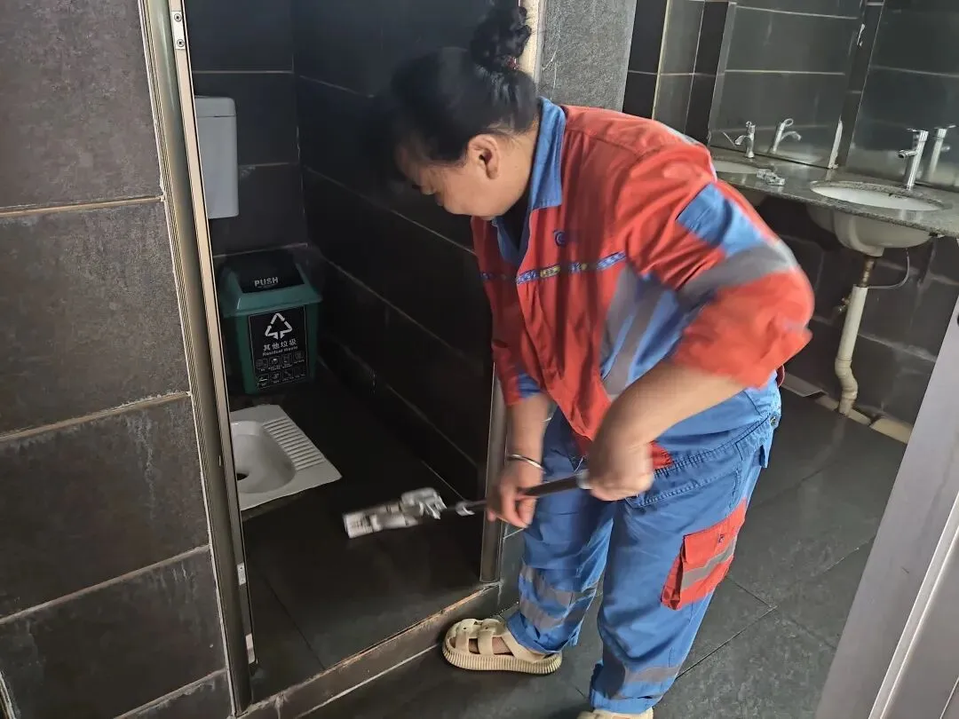 精细环卫守初心,静音护航中考路-第27张图片-四季读书网