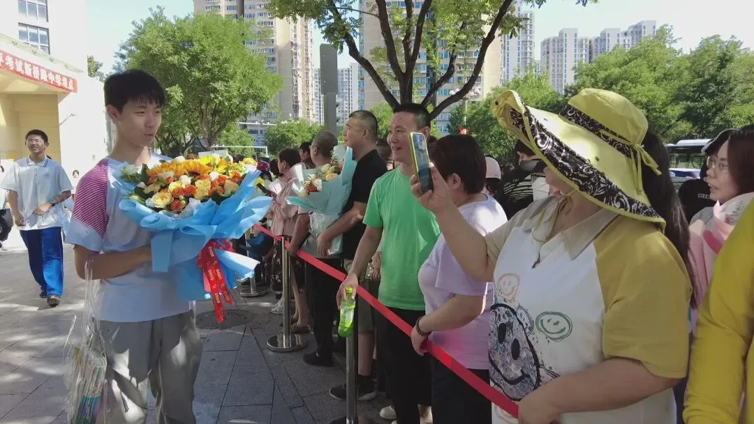 中考圆满结束!少年,去迎接你的盛夏吧——-第3张图片-四季读书网 中考圆满结束!少年,去迎接你的盛夏吧——-第3张图片-四季读书网