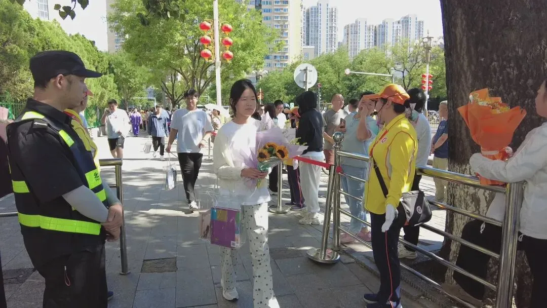 中考圆满结束!少年,去迎接你的盛夏吧——-第4张图片-四季读书网 中考圆满结束!少年,去迎接你的盛夏吧——-第4张图片-四季读书网