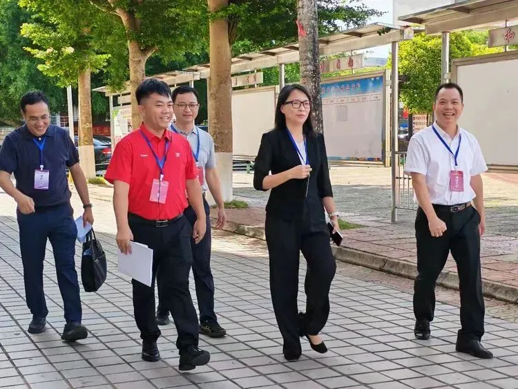 温情护航逐梦路,壮志扬帆赴中考——屯昌县红旗中学中考首日纪实-第2张图片-四季读书网