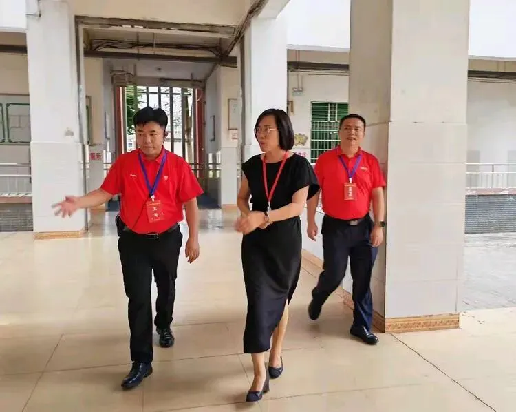 温情护航逐梦路,壮志扬帆赴中考——屯昌县红旗中学中考首日纪实-第6张图片-四季读书网