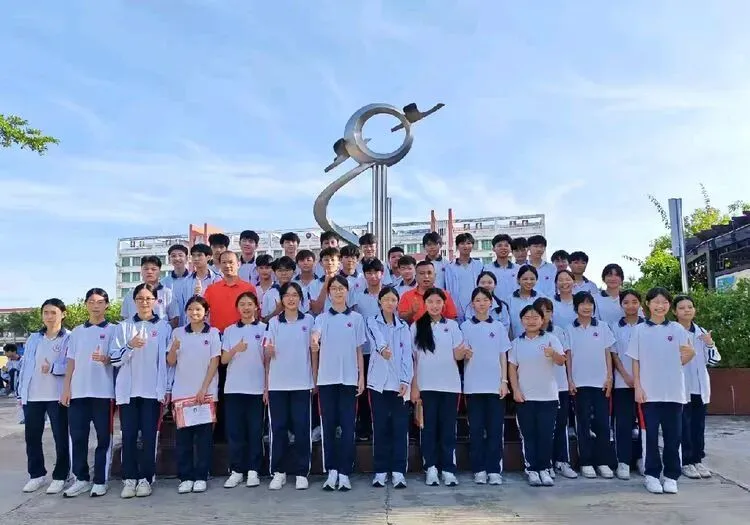 温情护航逐梦路,壮志扬帆赴中考——屯昌县红旗中学中考首日纪实-第10张图片-四季读书网