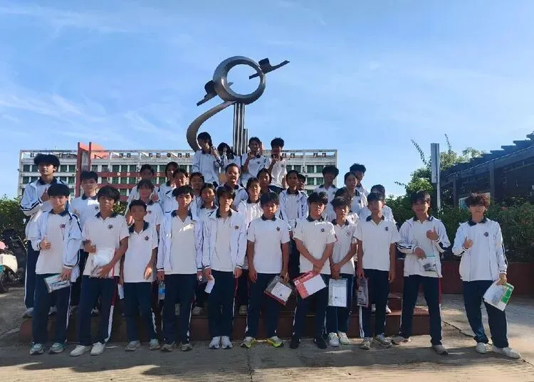 温情护航逐梦路,壮志扬帆赴中考——屯昌县红旗中学中考首日纪实-第11张图片-四季读书网