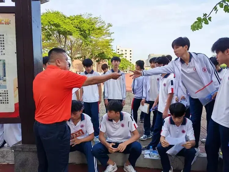 温情护航逐梦路,壮志扬帆赴中考——屯昌县红旗中学中考首日纪实-第12张图片-四季读书网