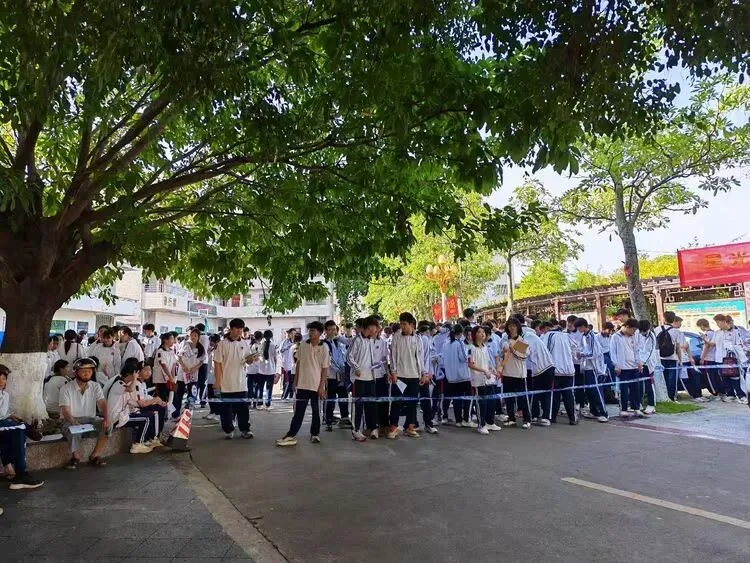 温情护航逐梦路,壮志扬帆赴中考——屯昌县红旗中学中考首日纪实-第16张图片-四季读书网