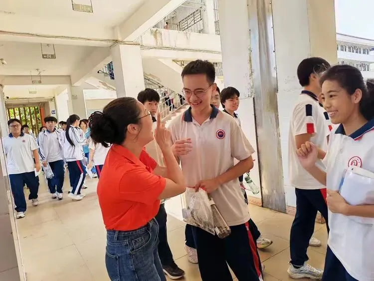 温情护航逐梦路,壮志扬帆赴中考——屯昌县红旗中学中考首日纪实-第18张图片-四季读书网