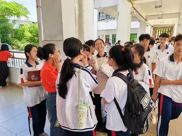 温情护航逐梦路,壮志扬帆赴中考——屯昌县红旗中学中考首日纪实-第19张图片-四季读书网