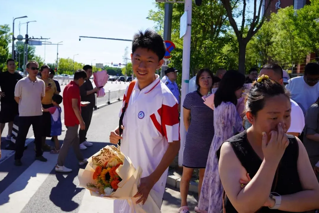 中考圆满收官!盛夏铃响,亦城少年奔赴新的山海-第9张图片-四季读书网