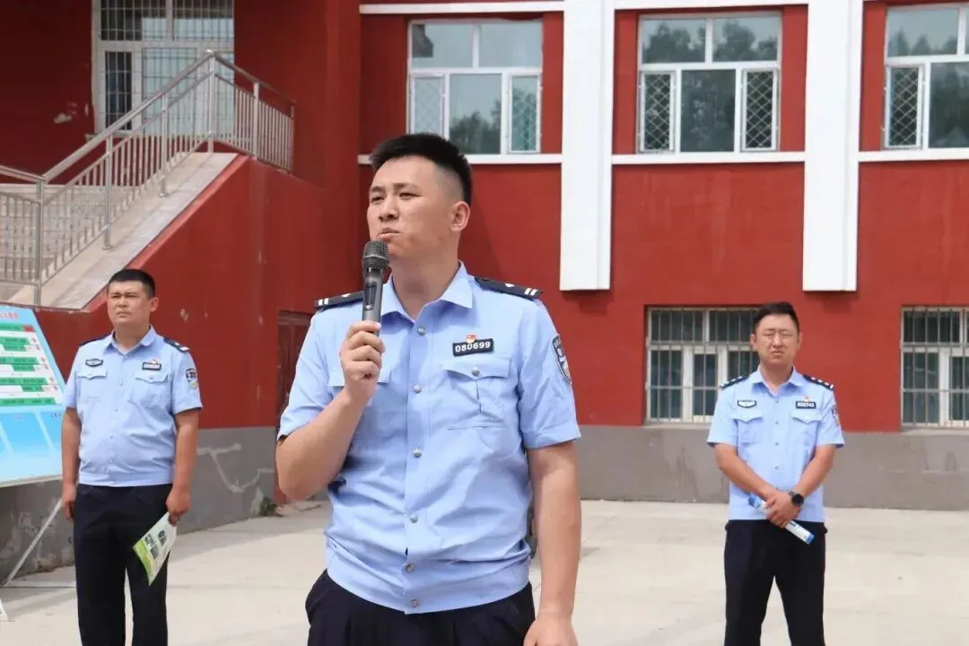 中考结束“警”相随 吉木乃公安为毕业生上好“最后一堂”法治宣传教育课-第3张图片-四季读书网