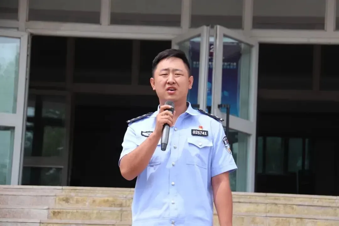 中考结束“警”相随 吉木乃公安为毕业生上好“最后一堂”法治宣传教育课-第5张图片-四季读书网