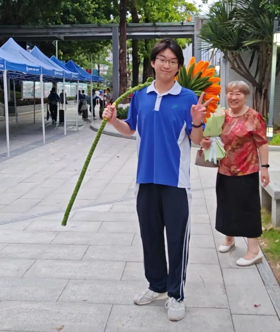 深圳一考生8次模考“失利”,高考逆袭652分全家沸腾,爸爸直呼“没查错吧”-第3张图片-四季读书网