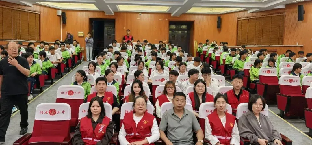 泥河湾公益讲堂进校园,志愿红暖心护航中考路-第2张图片-四季读书网