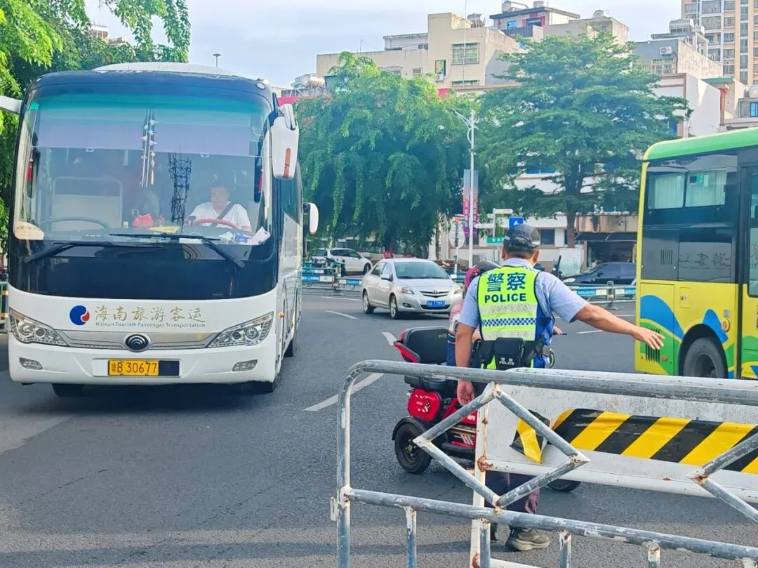 双考点同步护航 陵水公安全力守护中考首日平安有序-第4张图片-四季读书网