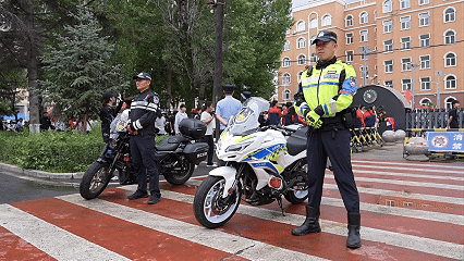 义警同心护中考 警民携手筑坦途——同江市江城义警队全力护航学子逐梦路-第6张图片-四季读书网