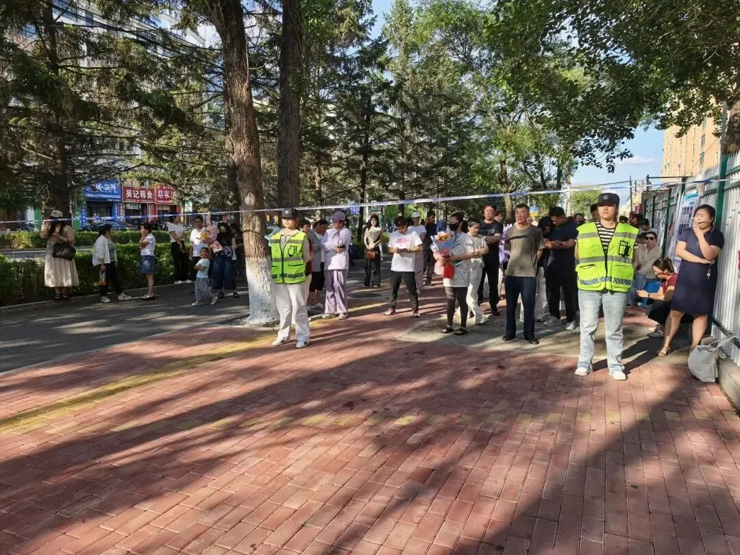 义警同心护中考 警民携手筑坦途——同江市江城义警队全力护航学子逐梦路-第11张图片-四季读书网