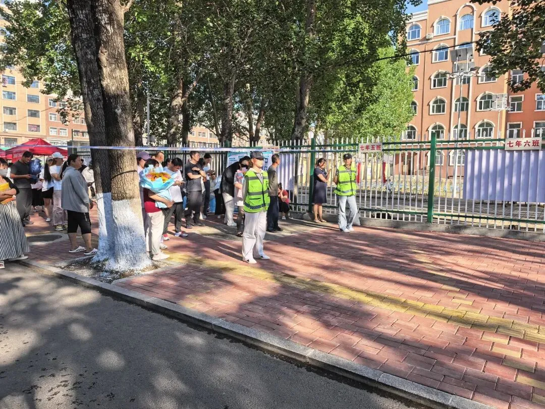 义警同心护中考 警民携手筑坦途——同江市江城义警队全力护航学子逐梦路-第12张图片-四季读书网