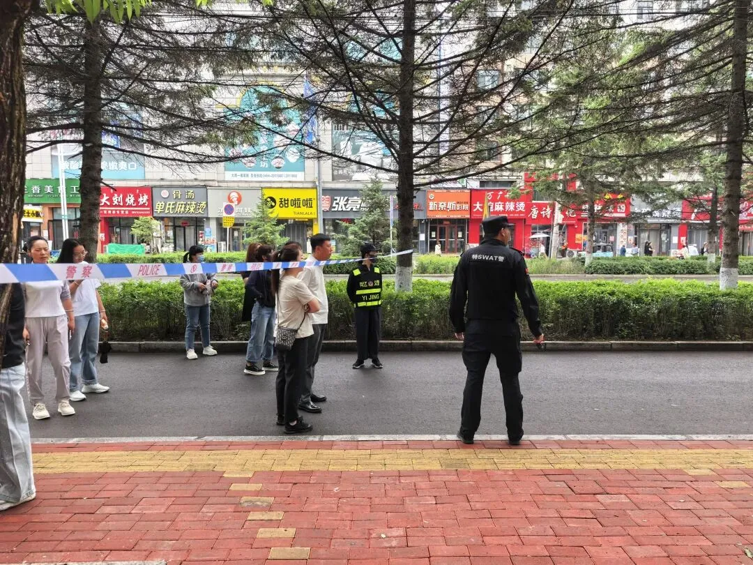 义警同心护中考 警民携手筑坦途——同江市江城义警队全力护航学子逐梦路-第16张图片-四季读书网