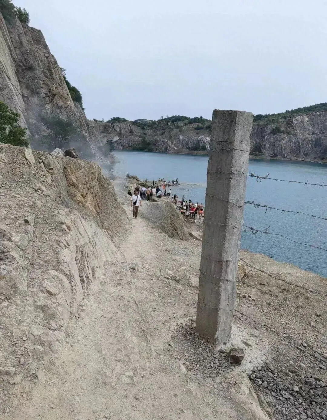 中考后女生淮南“天目湖”坠亡:防护网留一两米缺口,值守点空无一人-第1张图片-四季读书网