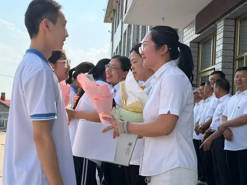 【北兴中学】逐梦中考不负韶华,全力冲刺决胜今朝------北兴中学2026年考前动员大会圆满举行-第2张图片-四季读书网