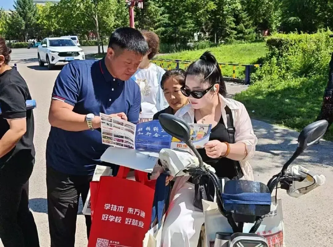 中考护航 Day2|校长亲临线下答疑 + 同步线上直播,万通全程为考生家长保驾护航-第23张图片-四季读书网