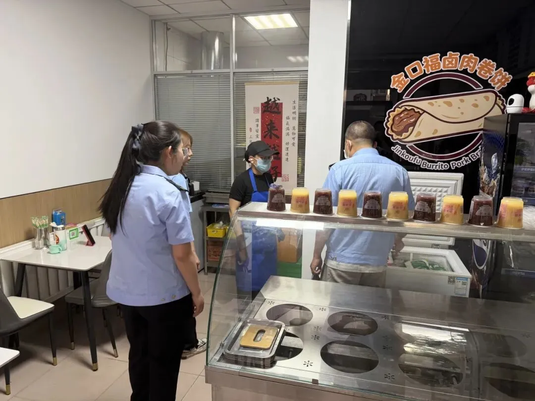 中考护航进行时!昆区五中联合林荫市场监管所排查校园周边小卖部、沿街底店安全隐患-第13张图片-四季读书网