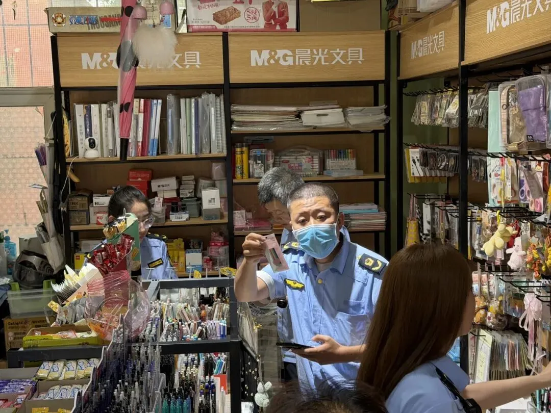 中考护航进行时!昆区五中联合林荫市场监管所排查校园周边小卖部、沿街底店安全隐患-第14张图片-四季读书网