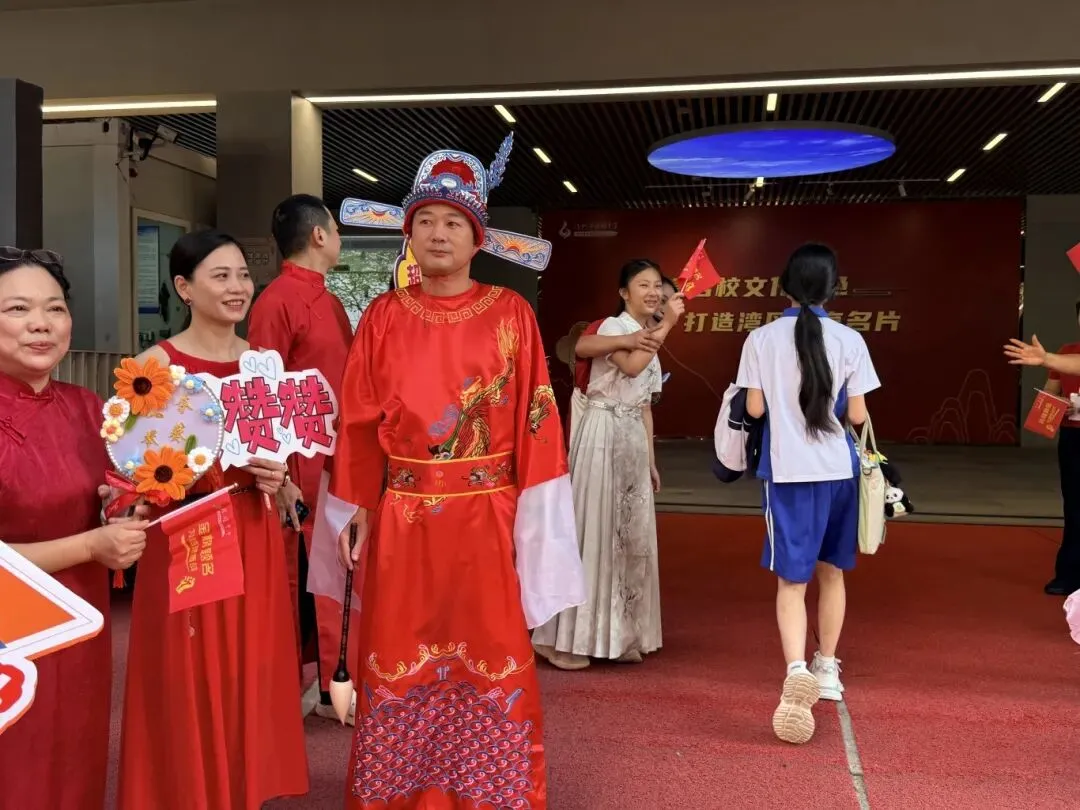 今日,深圳中考开考!现场燃爆,有家长化身“文曲星”送考,还有萌宠现身……-第7张图片-四季读书网