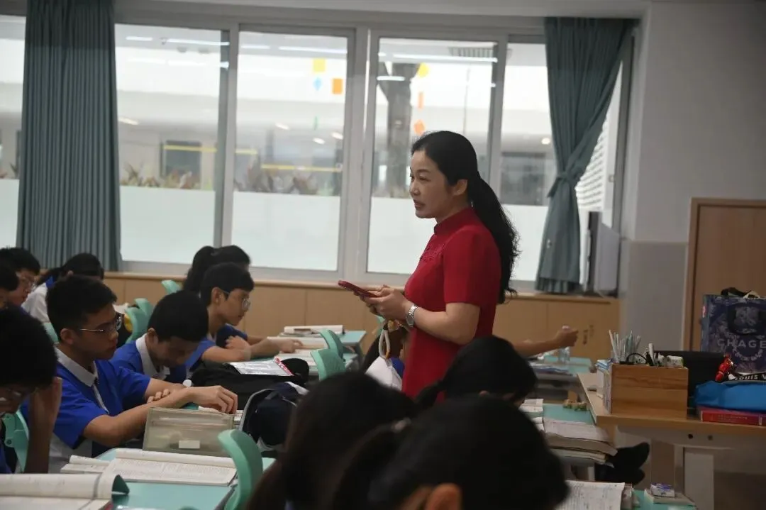 今日,深圳中考开考!现场燃爆,有家长化身“文曲星”送考,还有萌宠现身……-第9张图片-四季读书网