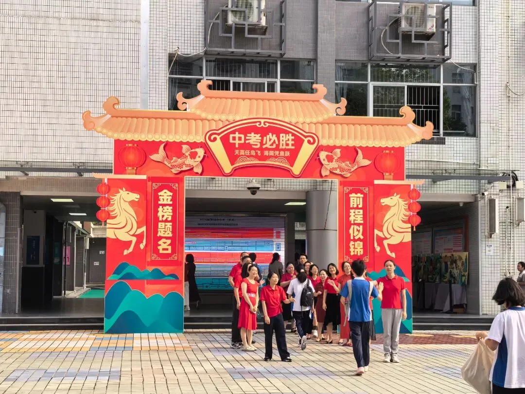 今日,深圳中考开考!现场燃爆,有家长化身“文曲星”送考,还有萌宠现身……-第13张图片-四季读书网
