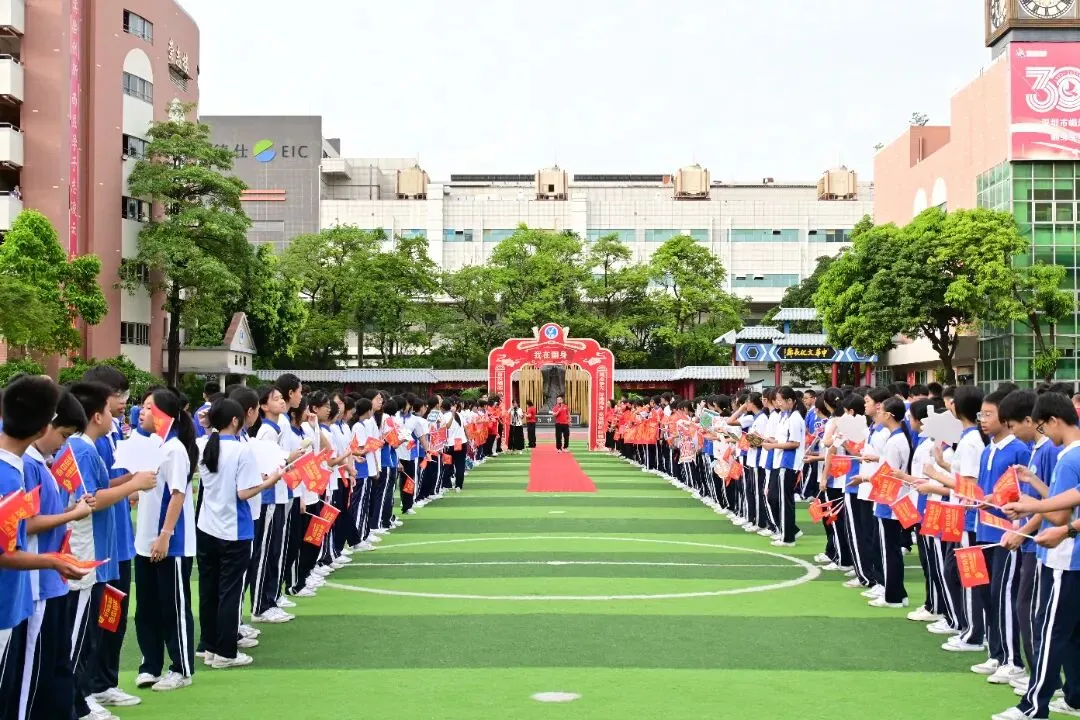 今日,深圳中考开考!现场燃爆,有家长化身“文曲星”送考,还有萌宠现身……-第15张图片-四季读书网