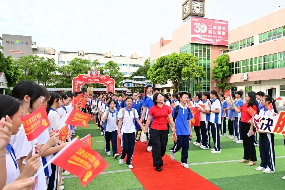 今日,深圳中考开考!现场燃爆,有家长化身“文曲星”送考,还有萌宠现身……-第16张图片-四季读书网
