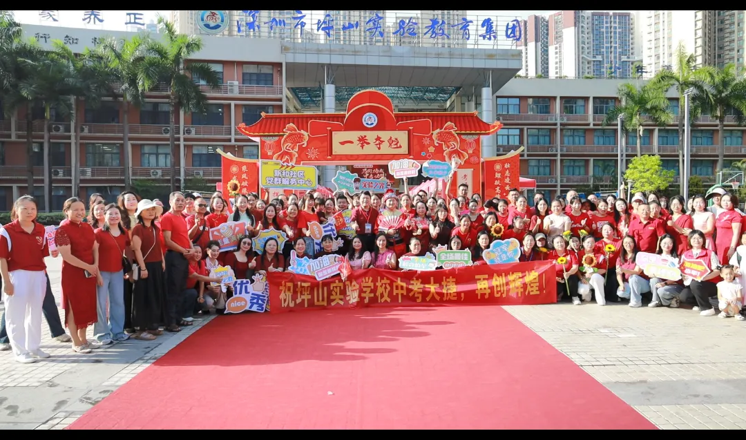 今日,深圳中考开考!现场燃爆,有家长化身“文曲星”送考,还有萌宠现身……-第20张图片-四季读书网