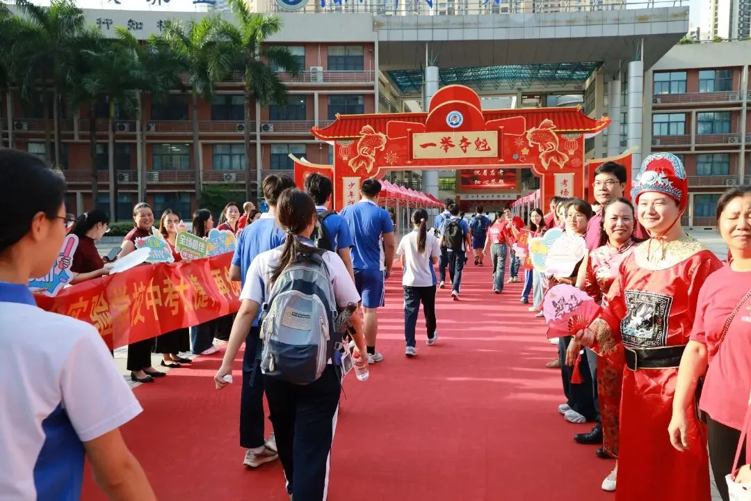 今日,深圳中考开考!现场燃爆,有家长化身“文曲星”送考,还有萌宠现身……-第21张图片-四季读书网