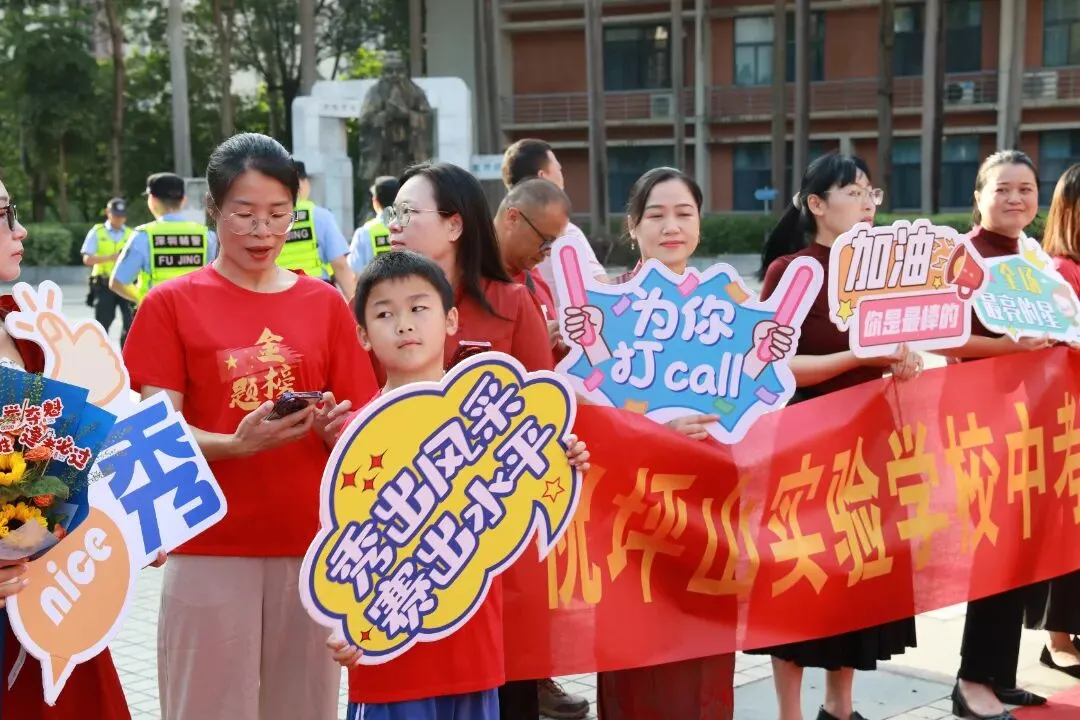 今日,深圳中考开考!现场燃爆,有家长化身“文曲星”送考,还有萌宠现身……-第22张图片-四季读书网